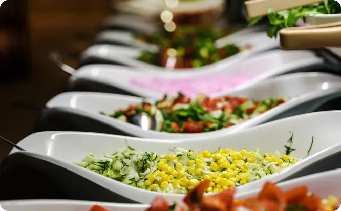 朝食プレート：焼きたてパンと卵料理