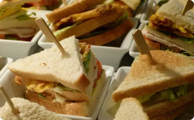 温かいスープと季節のサラダ