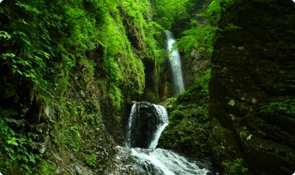 竜化の滝の三段の流れと渓谷遊歩道
