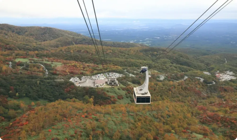 那須ロープウェイで茶臼岳の山頂付近へ向かう様子